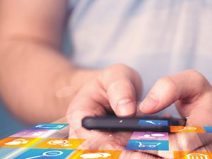 Doigts se baladant sur un téléphone avec des illustrations d'applications, montrant l'infime possibilité d'applications, représentant le programme développement d'applications.