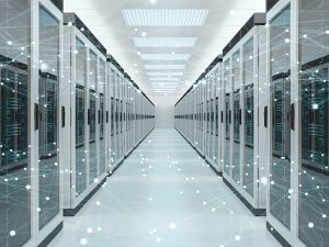 Corridor avec plusieurs réseaux connectés représentant le programme Infrastructure et sécurité des réseaux.