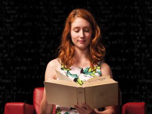 Jeune femme lisant un livre. Cette image représente le programme de littérature.