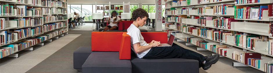 Image d'un étudiant travaillant à la bibliothèque du Collège de Maisonneuve. Crédit photo : Katarina Soskic