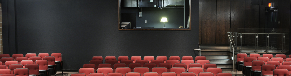 vue des chaises et de la régie du petit auditorium sans personne. La salle est vide.