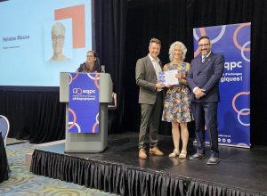 Héloïse Masse recevant son prix de l'AQPC.