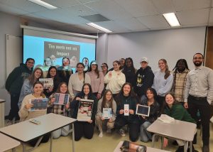 Les étudiantes et les étudiants en intervention posant ensemble dans une classe.