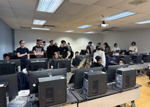 Image du local d'ordinateur avec les étudiantes et les étudiants qui testent des jeux.