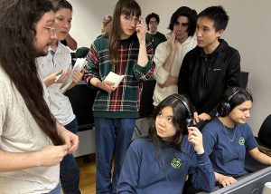 Étudiantes et étudiants qui testent des jeux et qui discutent ensemble.