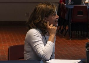 Femme qui écoute la conférence.