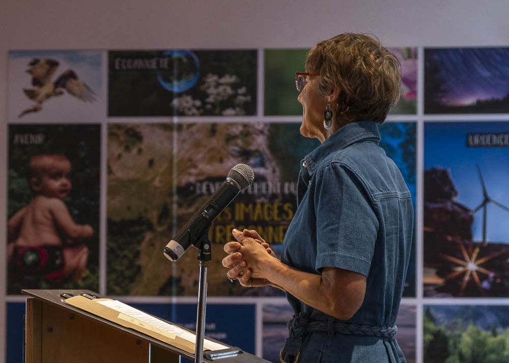 Nathalie Lacombe s'exprimant sur la scène.