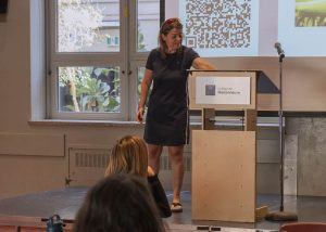 L'une des responsable de l'Intercaf discutant sur scène.