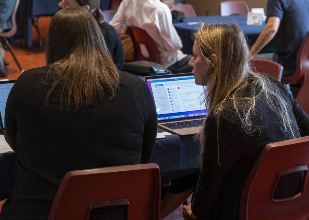 Deux femmes discutant.