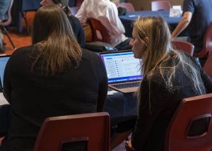 Deux femmes discutant.