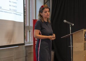 L'une des responsable de l'Intercaf discutant sur scène.