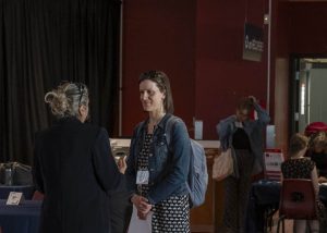 Deux femmes qui discutent.