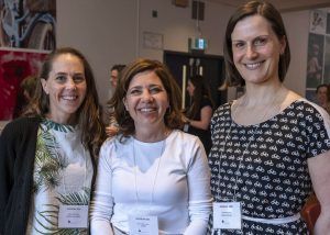 Trois femmes souriantes qui posent pour une photo.