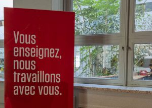 Parapost de l'Intercaf avec l'indication "Vous enseignez, nous travaillons avec vous".