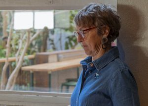 Nathalie Lacombe se préparant à passer sur scène.