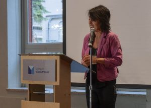 L'une des responsable de l'Intercaf discutant sur scène.