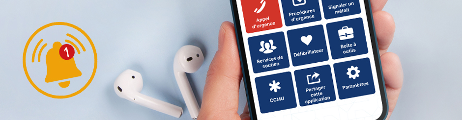 Main tenant un téléphone ouvert sur l'application sécurité Maisonneuve.