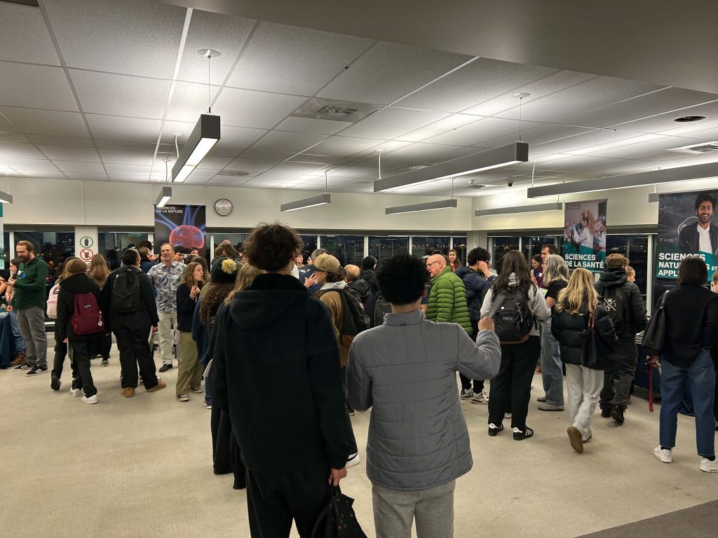 Photo prise des visiteurs lors de la soirée Portes ouvertes du Collège de Maisonneuve.