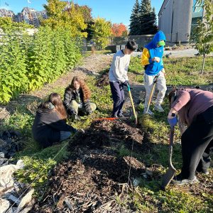 Groupe de personnes qui s'occupent des plans de la Ferme urbaine.