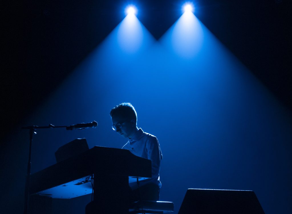 Matthew-James Horvat sur scène au piano lors de Cégep en Spectacle.