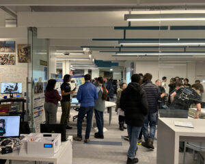 La vitrine technologique du Collège de Maisonneuve bien remplie par les enseignants, étudiants et visiteurs lors de Portes ouvertes du 18 novembre 2025.