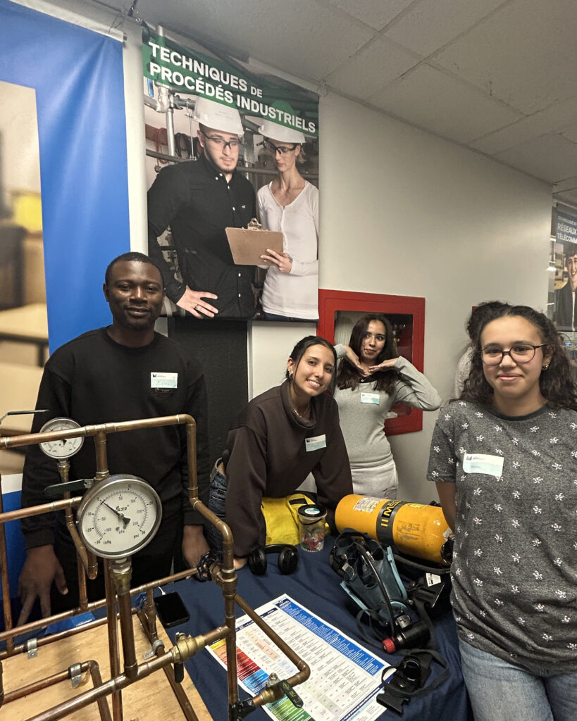 Les personnes responsable de faire la présentation du programme Techniques de Procédés industriels posent fièrement devant leur kiosque lors de Portes ouvertes du 18 novembre 2025.