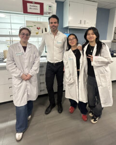 Des jeunes bénévoles dans un laboratoire de chimie. Elles posent en compagnie d'un enseignant du Collège de Maisonneuve lors de Portes ouvertes du 18 novembre 2025.