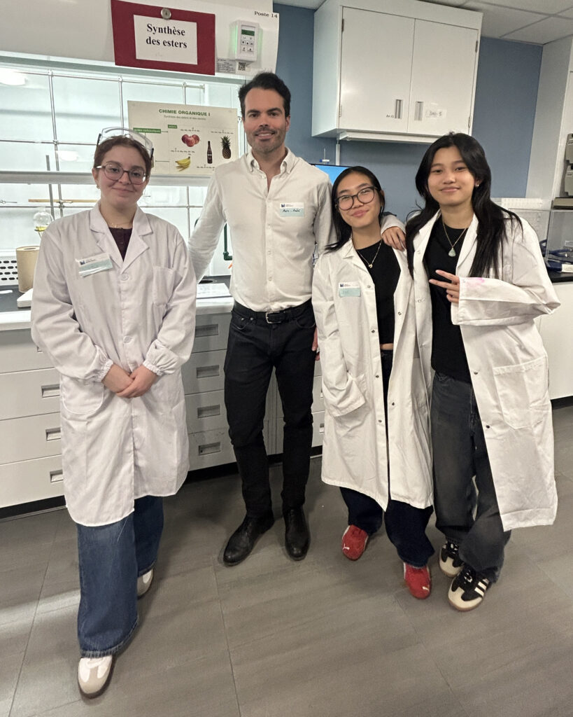 Des jeunes bénévoles dans un laboratoire de chimie. Elles posent en compagnie d'un enseignant du Collège de Maisonneuve lors de Portes ouvertes du 18 novembre 2025.