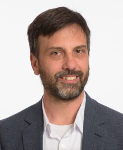 Portrait de Jean-Philippe Fortin, directeur adjoint des services aux étudiants et à la communauté au Collège de Maisonneuve..