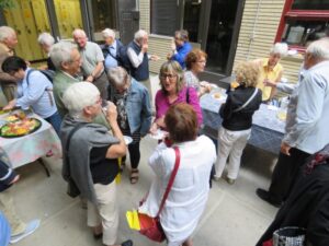 Membre de Éducation 3e âge qui se sont rencontrés lors d'une activité et discutant.