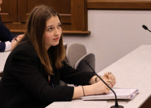 Ayna Odabachian au micro lors de la 32e législature de la simulation parlementaire à l'Assemblée nationale du Québec.