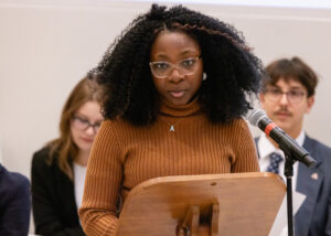Eunice-Brigitte Niemba Chirhalwirwa au micro lors de la 32e législature de la simulation parlementaire à l'Assemblée nationale du Québec.
