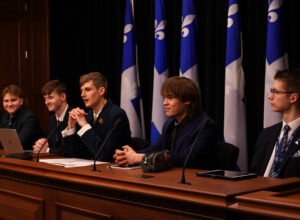 Plusieurs étudiants au micro lors de la 32e législature de la simulation parlementaire à l'Assemblée nationale du Québec.