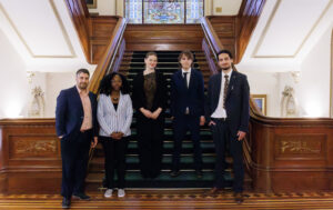 Les étudiantes et étudiants impliqués dans le Forum Étudiant lors de la 32e législature de la simulation parlementaire posant fièrement à l'Assemblée nationale du Québec, accompagnés de leur enseignant Guillaume Murphy.