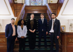 Les étudiantes et étudiants impliqués dans le Forum Étudiant lors de la 32e législature de la simulation parlementaire posant fièrement à l'Assemblée nationale du Québec, accompagnés de leur enseignant Guillaume Murphy.