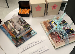 Table avec la présentation du tirage de deux paquets de livres pour l'innovation et le coup de coeurs des projets des étudiantes et étudiants en Techniques de la documentation lors de de la présentation de leurs projets.