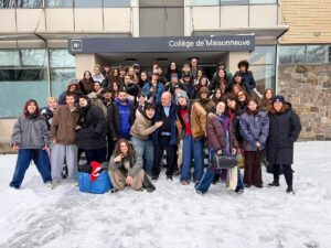 Cinquante étudiant·es du programme de cinéma, accompagné·es par Olivier Belleau et Stéphanie Boutin posant devant le Collège de Maisonneuve avant leur départ pour le festival de cinéma De l'Âme à l'ecran.