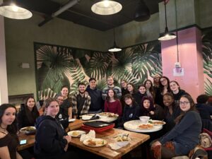 Les 20 étudiantes et étudiants en Sciences humaines et en Double DEC qui ont pris part à la grande Simulation de l'ONU à New York au restaurant.