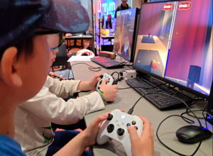 enfant qui teste les jeux vidéo des étudiants en TIM