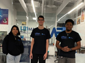 Jihene Rezguy et ses étudiants Ilian Djorf et Bradly Colas qui posent fièrement dans la vitrine technologique du LRIMA.
