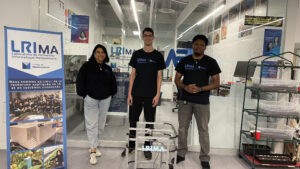 Jihene Rezguy et ses étudiants Ilian Djorf et Bradly Colas qui posent fièrement dans la vitrine technologique du LRIMA.
