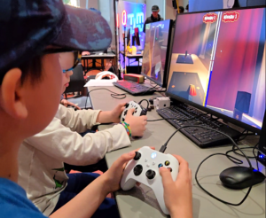 enfant qui teste les jeux vidéo des étudiants en TIM