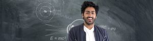 Jeune homme devant un tableau avec des calculs et des formules. Image représentant les sciences naturelles et appliquées.