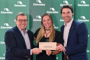 L’athlète reçoit ici sa bourse des mains de M. Mario Plourde, président et chef de la direction de Cascades et de M. Alex Harvey, nouveau champion du monde de ski de fond appuyé financièrement par Cascades depuis plusieurs années