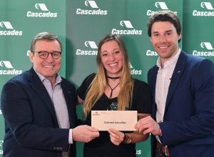 L’athlète reçoit ici sa bourse des mains de M. Mario Plourde, président et chef de la direction de Cascades et de M. Alex Harvey, nouveau champion du monde de ski de fond appuyé financièrement par Cascades depuis plusieurs années