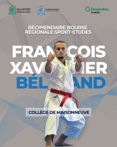 François-Xavier Béland dans son uniforme de karaté pose avec les deux poings devant lui avec un air défiant. Son nom est écrit sur un fond gris avec de fines lignes ondulées bleu avec les logos des partenaires en arrière-plan.