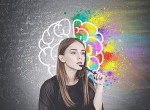 Image d'une jeune fille réfléchissant représentant le nouveau programme Baccalauréat international.