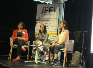 Jihène Rezgui accompagnée de deux femmes sur scène lors du JFFI.