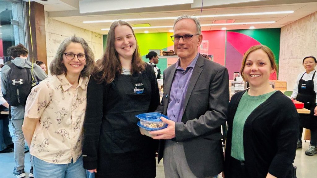 Geneviève St-Martin accompagnée d'une étudiante, de Gilles Rochette et d'une autre enseignante posants et souriants. 