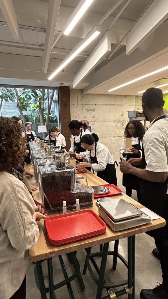 Étudiantes et étudiants en œuvre lors de l'inauguration du marché Le bonheur en Vrac. 